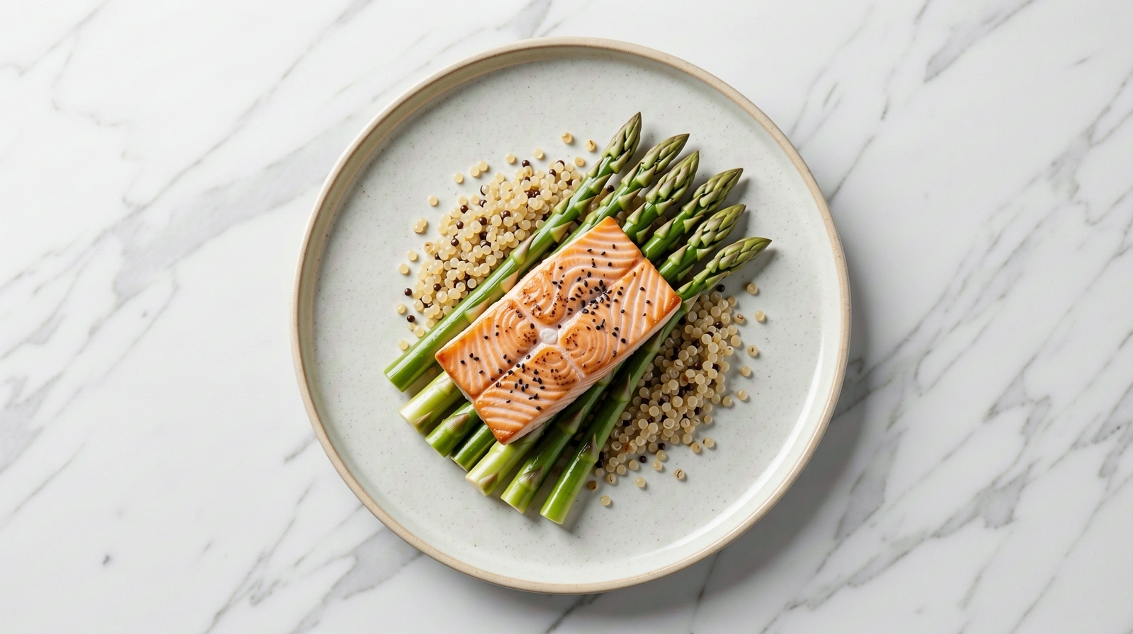 Tuoreita raaka-aineita keittiössä